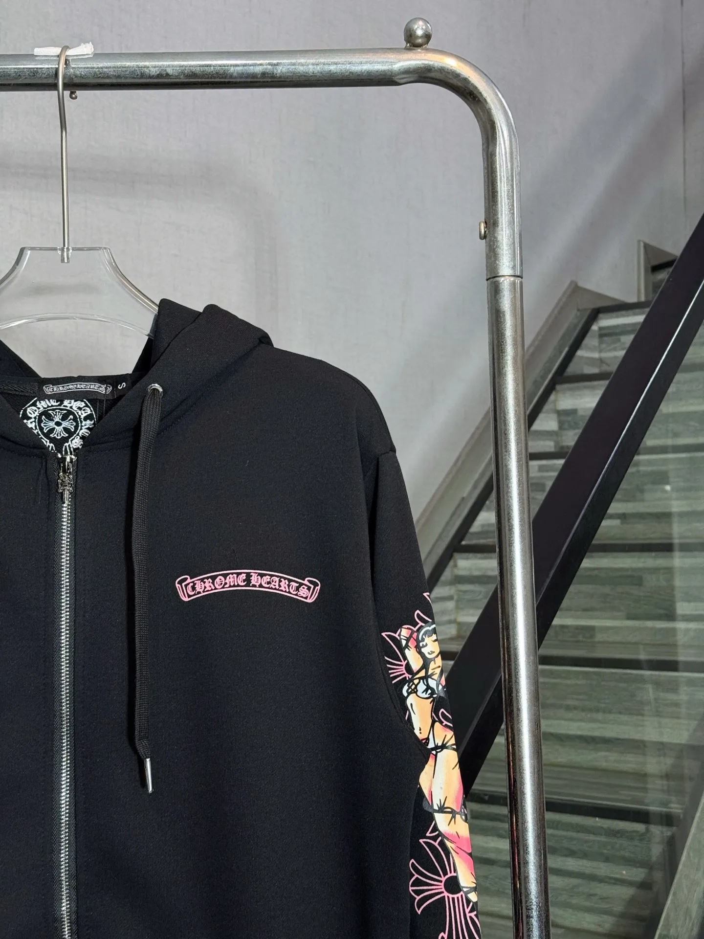 P280 model number: HE385 Chromehearts - Chromehearts co-branded comic hooded zipper jacket. The fabric is made of 500g pure cotton high-gram terry fabric. The upper body is comfortable and warm, and the hand is delicate and silky. The clothing patterns are printed with glue, which highlights the individual characteristics of the clothes. It is a joint collaboration with the comic girl. The original custom hardware zipper, the same cylinder hem with rowan elastic, the original original label, three complete labels, and workmanship from a large factory, so you can buy it with confidence.  Color: Black Size: S M L XL